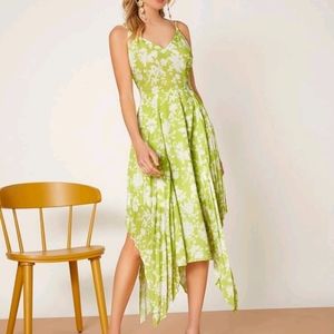 NWOT Floral Print Pleated Hankerchief Hem Size M